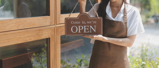 Joven asiático que inicia una pequeña empresa, abre la cafetería y el restaurante. Propietario de una pequeña empresa y mente de servicio.