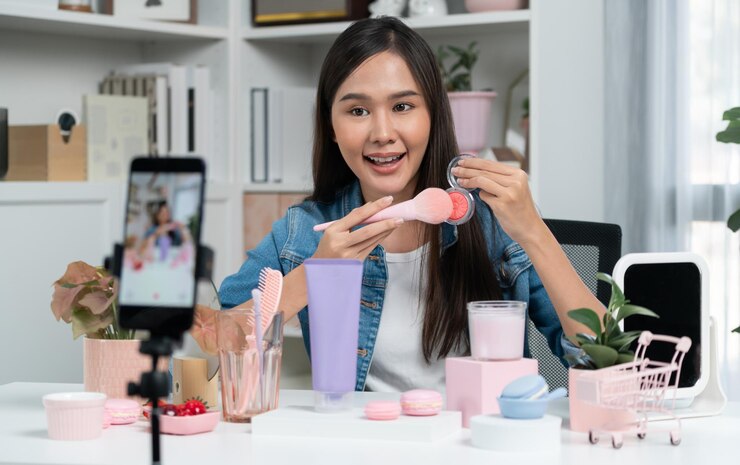 Foto joven asiático revisando pincel de maquillaje cosmético con color pastel stratagem