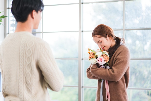 Un joven asiático sorprendió a su novia dándole un ramo de flores por su aniversario