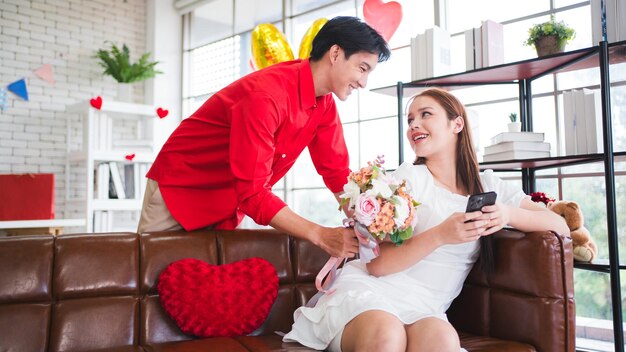 Un joven asiático sorprendió a su novia dándole un ramo de flores por su aniversario