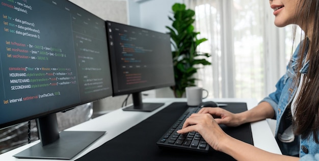 Joven asiático en TI creando con el teclado de información en línea en PC Stratagem