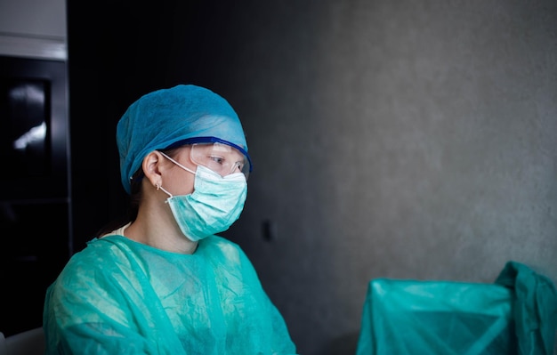 Foto joven asistente de laboratorio con uniforme médico y anteojos en un hospital