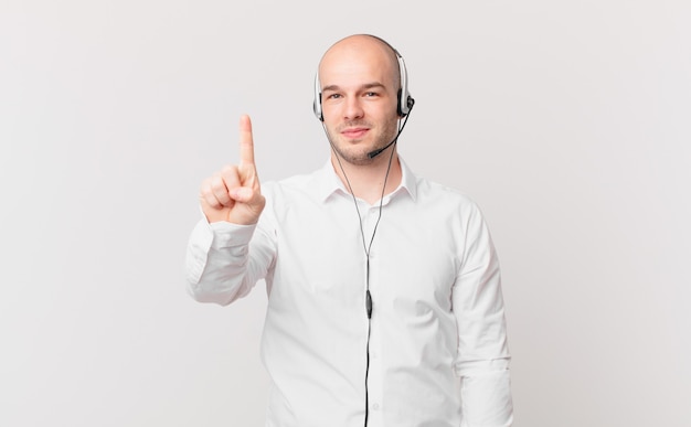 joven asistente de telemarketer concepto