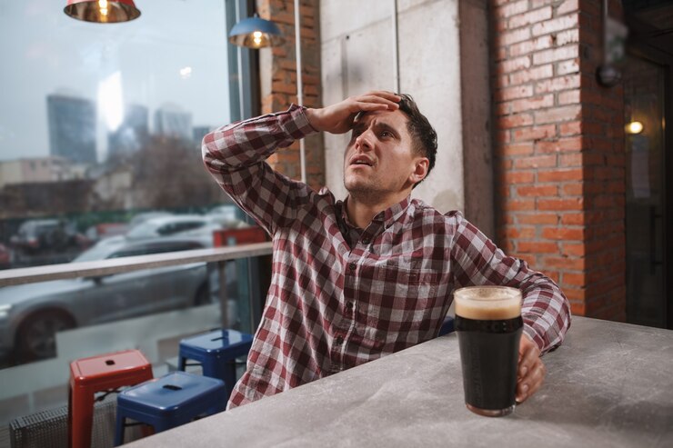 Foto joven con aspecto devastado, viendo el juego en la pantalla en el pub de cerveza