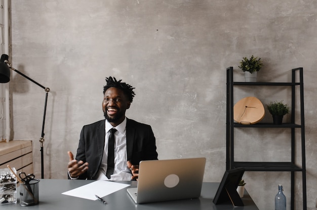 Un joven aspirante a inversionista afroamericano trabaja en una computadora