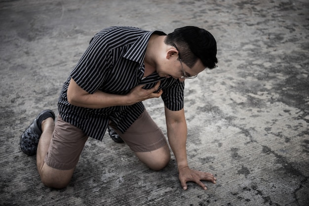 Joven con ataque al corazón afuera, necesita ayuda.