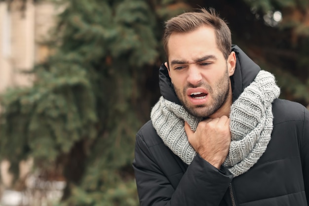 Joven con ataque de asma al aire libre