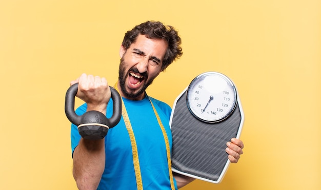 Joven atleta barbudo loco joven atleta barbudo loco expresión enojada