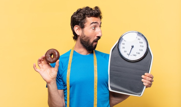 Joven atleta barbudo loco sorprendió el concepto de expresión y dieta