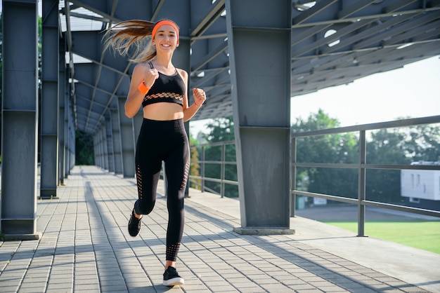 Joven atleta corre cerca del estadio.