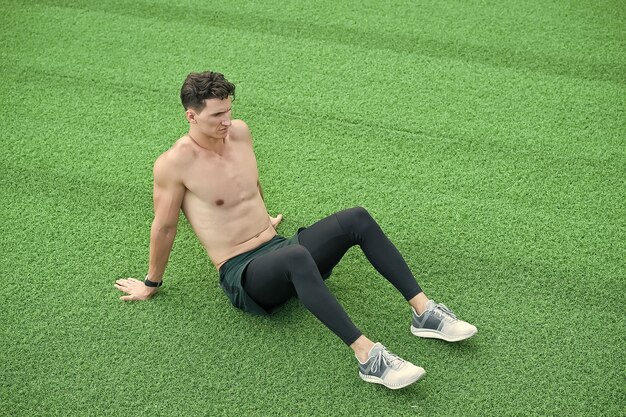 Un joven atleta se dedica a entrenar el estómago Mantenerse en forma y descansar saludablemente en la rutina de ejercicios Mente y cuerpo en armonía En el camino hacia la gran forma, el chico tiene un torso perfecto