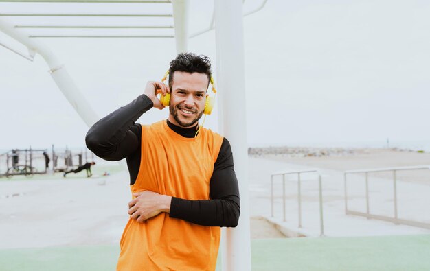 Joven atleta entrenando por la mañana en la playa en el gimnasio