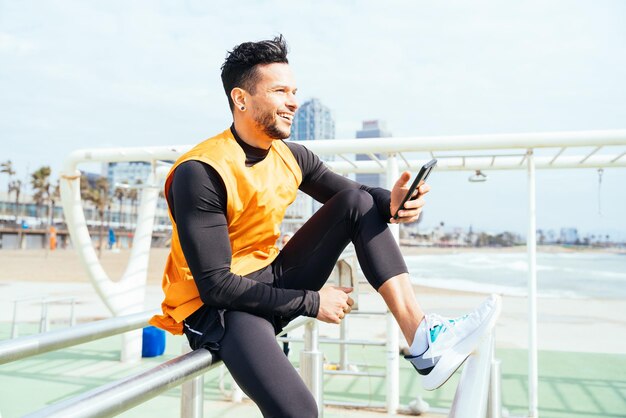 Joven atleta entrenando por la mañana en la playa en el gimnasio