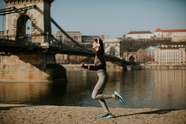 Joven atleta femenina corriendo en el paseo marítimo de Budapest, Hungría