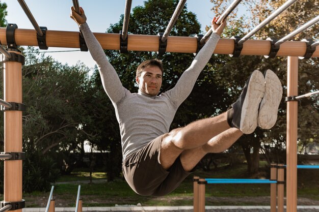 Joven atleta haciendo ejercicios en un aparato de gimnasia