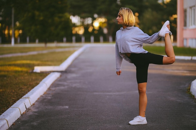 joven atleta hermosa niña Una niña se dedica a ejercicios matutinos procesamiento de fotos antiguas