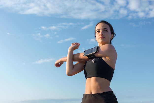 Una joven atlética delgada con ropa deportiva con estampados de piel de serpiente realiza una serie de ejercicios Fitness y estilo de vida saludable