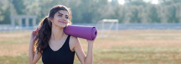 Una joven atlética delgada en ropa deportiva realiza una serie de ejercicios Fitness y estilo de vida saludable