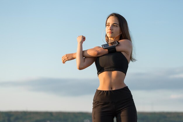 Foto una joven atlética delgada en ropa deportiva realiza una serie de ejercicios fitness y estilo de vida saludable