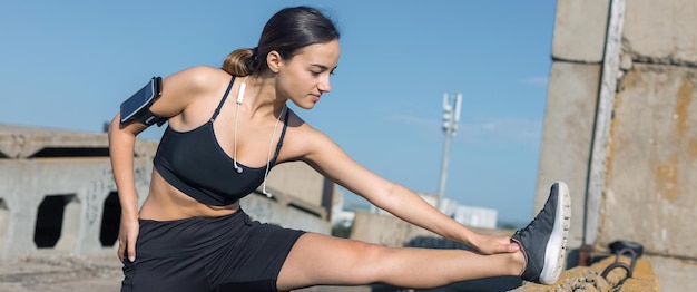 Una joven atlética delgada en ropa deportiva realiza una serie de ejercicios Fitness y estilo de vida saludable