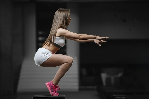 Joven atlética fuerte trabajando en el gimnasio