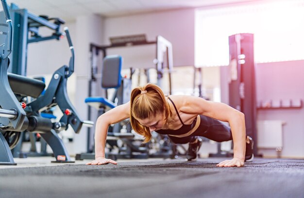 Joven atlética haciendo ejercicio en el gimnasio