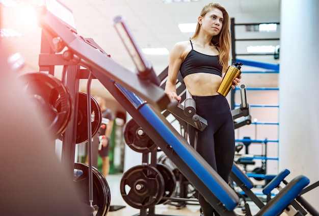 Joven atlética haciendo ejercicio en el gimnasio