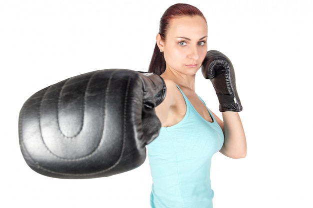 Foto joven atlética lucha con guantes de boxeo