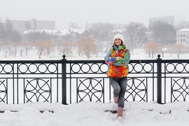 Una joven atlética posa en un día helado y nevado. Fitness, correr