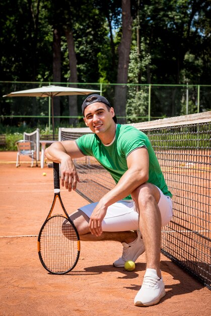 Joven atlético en cancha de tenis