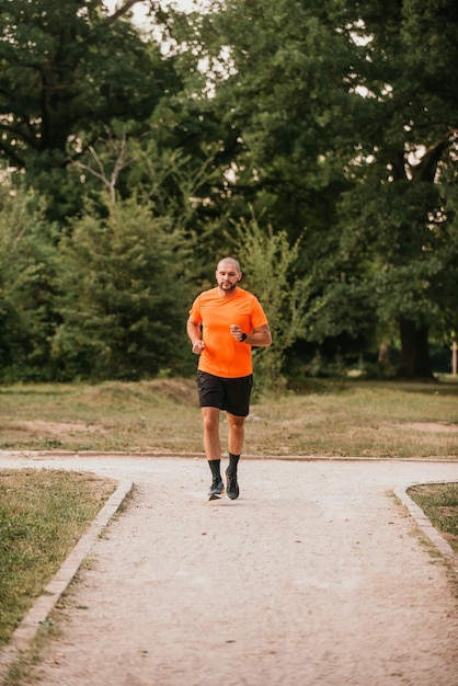 Joven atlético corriendo en la naturaleza Estilo de vida saludable