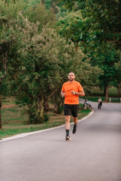 Joven atlético corriendo en la naturaleza Estilo de vida saludable