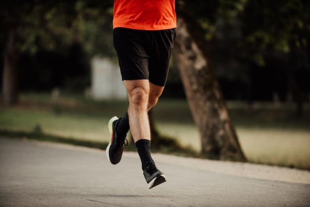 Joven atlético corriendo en la naturaleza Estilo de vida saludable
