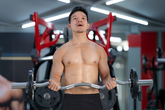 Joven atlético en el gimnasio