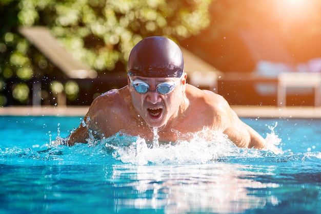 Joven atlético nadando en la piscina