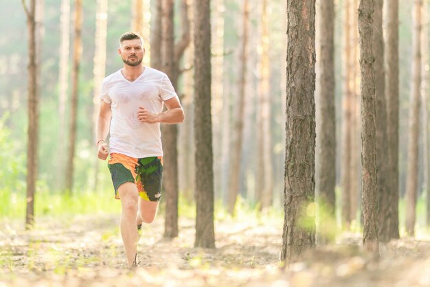 Joven atlético trotando en el parque