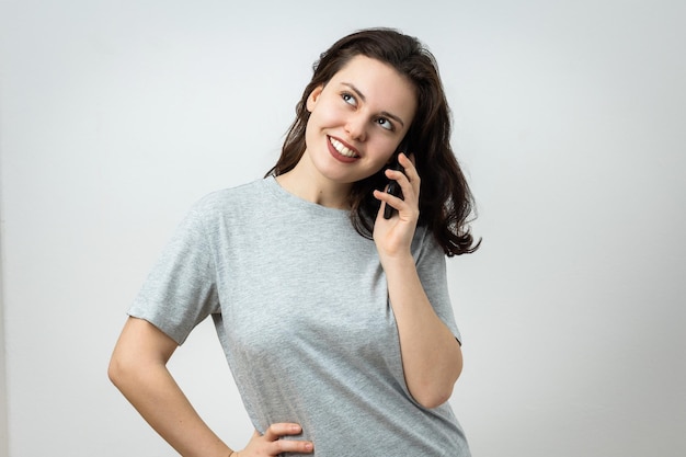 Una joven atractiva al teléfono.