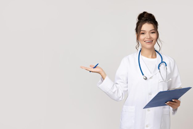 Foto una joven atractiva con una bata de médico y un estetoscopio.