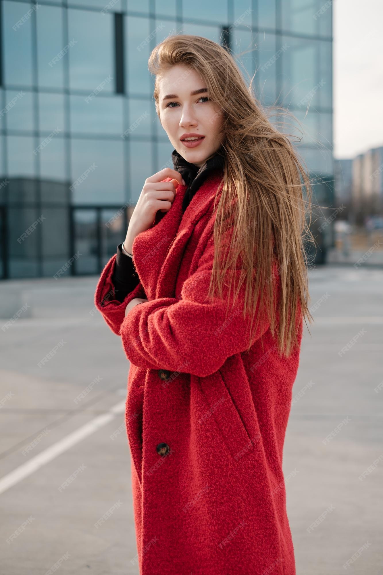 Joven atractiva dama de pelo largo closeup hermosa mujer en un abrigo rojo retrato de mujer de estilo | Foto Premium