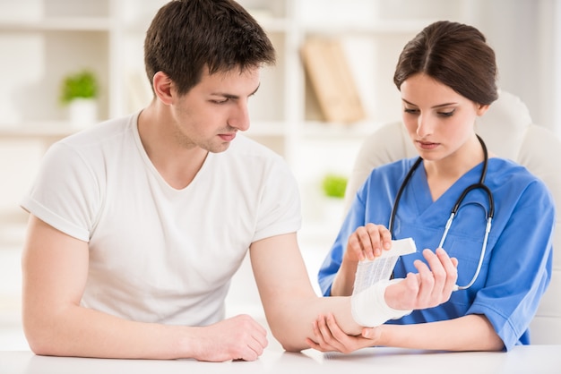 Joven atractiva doctora con estetoscopio.