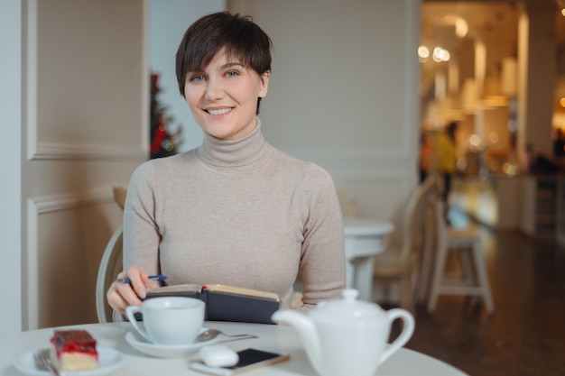 Joven atractiva en elegante café