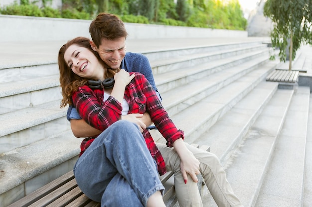 Foto una joven y atractiva pareja de enamorados pasa tiempo juntos al aire libre. gente alegre y divertida. concepto de amor.