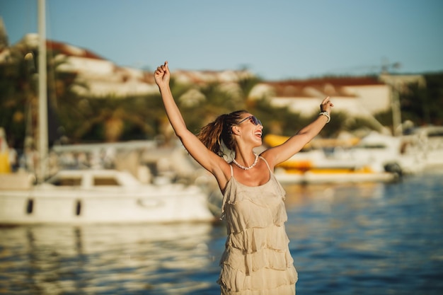 Una joven atractiva que disfruta de unas vacaciones de verano mientras explora la maravillosa costa mediterránea.