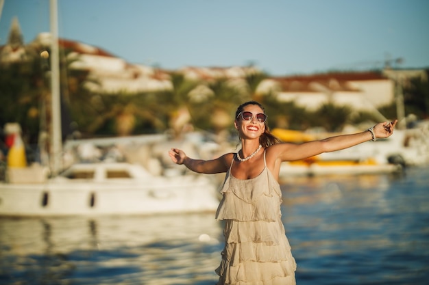 Una joven atractiva que disfruta de unas vacaciones de verano mientras explora la maravillosa costa mediterránea.