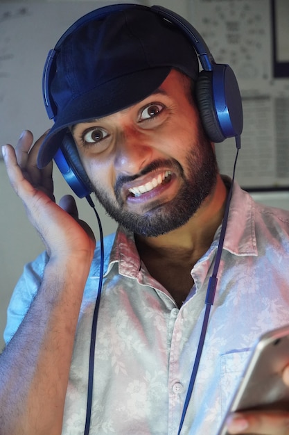 Un joven con auriculares escuchando música y disfrutando