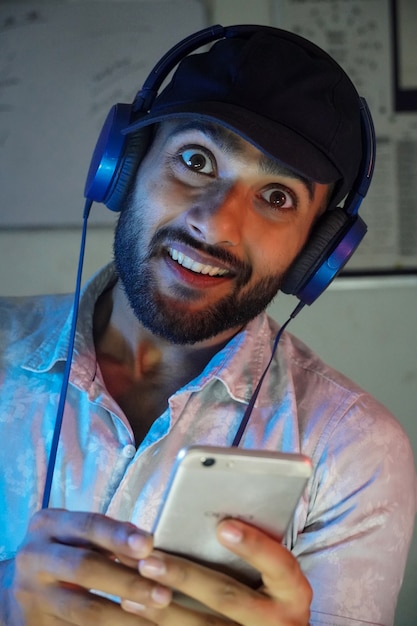 Un joven con auriculares escuchando música y disfrutando