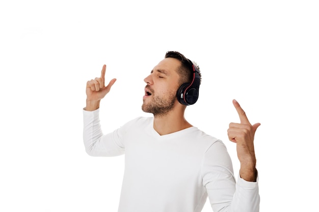 joven con auriculares escuchando música