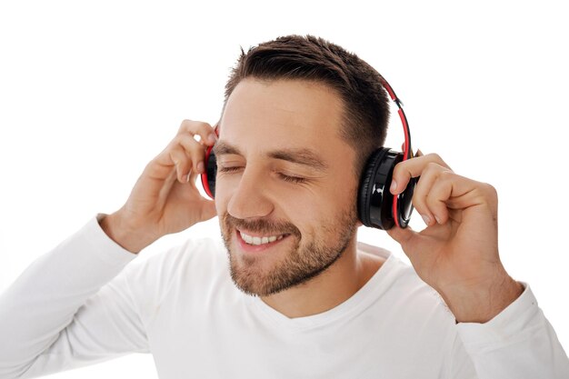 Foto joven con auriculares escuchando música