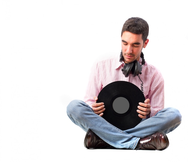 Foto joven con auriculares sosteniendo un vinilo