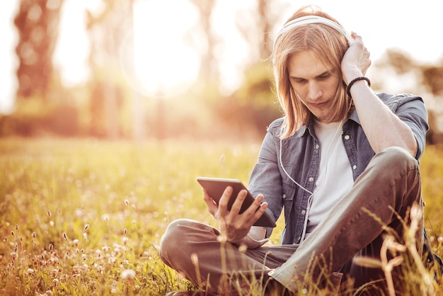 Joven con auriculares y tablet